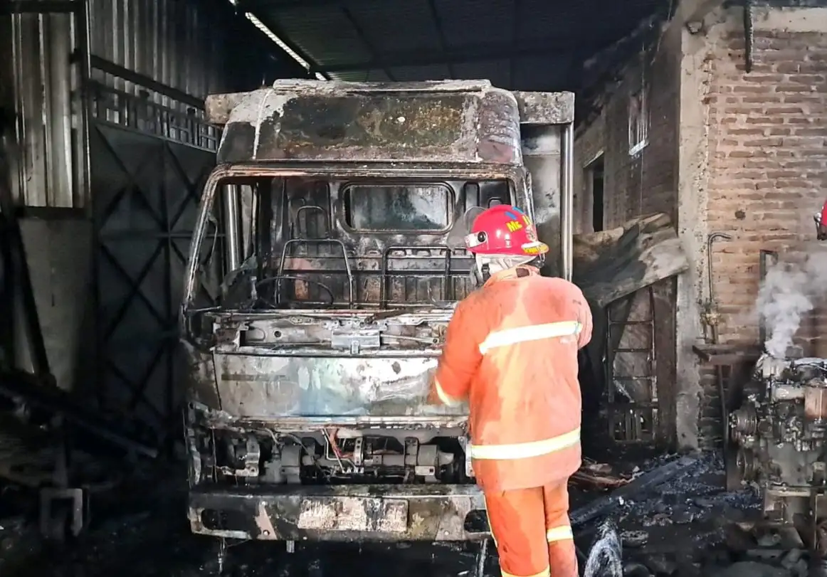 Kebakaran Hebat Hanguskan Truk dan Mesin Oven Penggilingan Padi di Plupuh Sragen